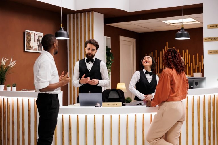 Equipe de recepção recebendo hóspedes em um hotel